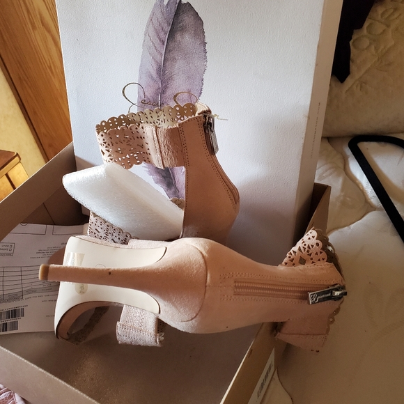 Suede 7.5 NWT J. Simpson Heels - Picture 6 of 13